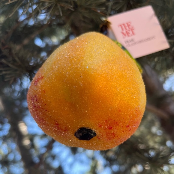 Collectible Glass Pear 🍐 Christmas Ornament from “The Met” (NYC) art museum - Picture 2 of 6
